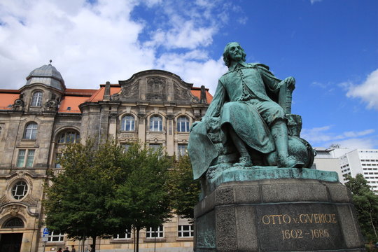 Otto von Guericke Denkmal am Magdeburger Rathaus