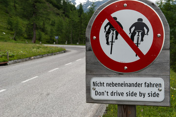 No overtaking between bicycles sign
