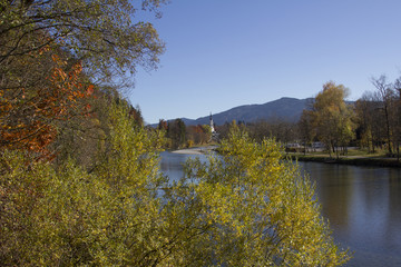 Isar Fluss in malerischer Herbstlandschaft