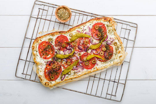 W&uuml;rziger Flammkuchen mit Pepperoni und Oliven