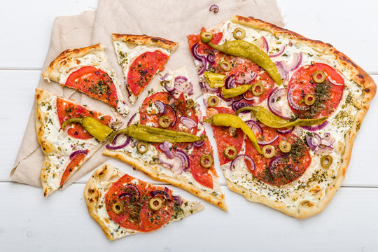 W&uuml;rziger Flammkuchen mit Pepperoni und Oliven