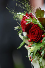Fototapeta na wymiar Brautstrauß mit roten Rosen bei Hochzeit