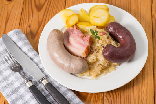 Schlachtplatte mit Sauerkraut, Blutwurst und Leberwurst