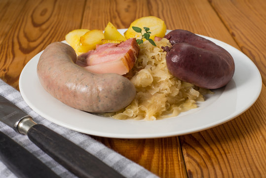 Schlachtplatte mit Sauerkraut, Blutwurst und Leberwurst