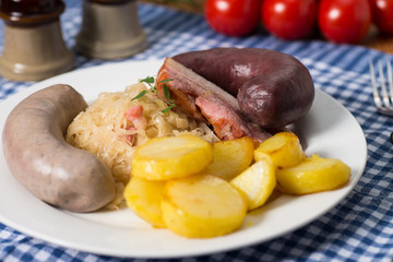 Schlachtteller mit Sauerkraut und Wurst