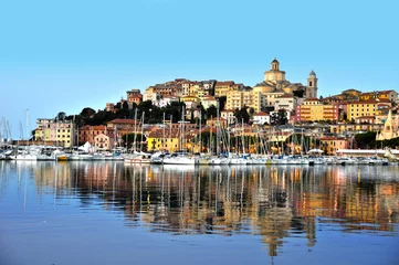 Fotobehang Liguria Stad van Imperia, Ligurië, Italië tijdens zonsopgang