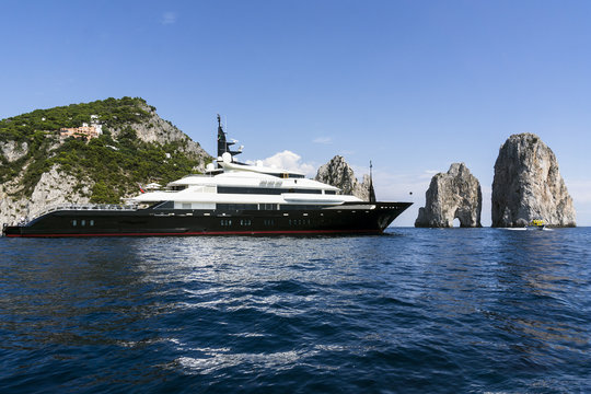 Capris Wahrzeichen 'I Faraglioni' und Mega-Yacht 'Alfa Nero'