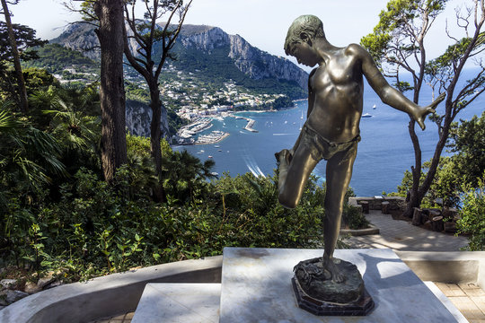 Knabenstatue an der Villa Lysis auf Capri