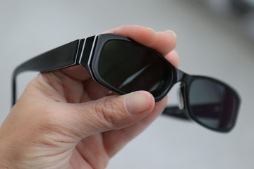 Sonnenbrille in der Hand