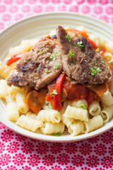 Sojamedaillons auf Nudeln mit Paprika-Pilz-Soße