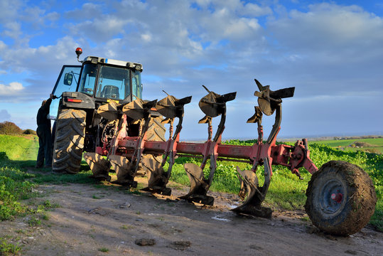 tracteur et sa charrue