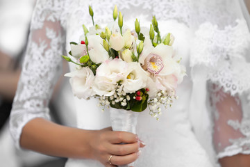 Fototapeta na wymiar bride holds bouquet