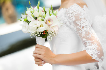 Obraz na płótnie Canvas bride holds bouquet