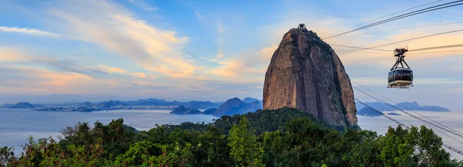 Photo sur Plexiglas Rio de Janeiro Cable car and  Sugar Loaf mountain