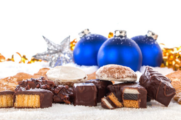 Weihnachtsgebäck und Weihnachtsschmuck im Schnee