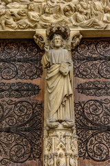 Obraz premium Sculptures at main entrance to cathedral Notre Dame de Paris.