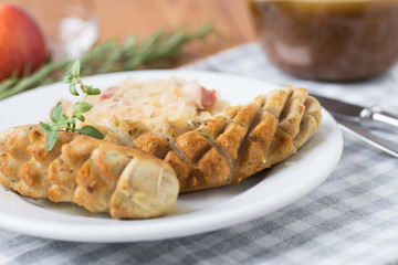 Bratwürste mit Sauerkraut auf Teller