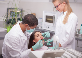 Obraz premium dentist curing a girls teeth