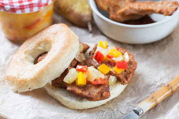Bagel mit Sojamedaillons und Birnenchutney