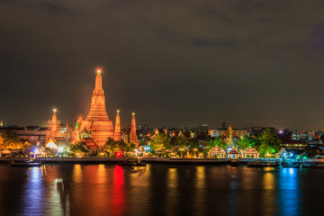 Fototapeta na wymiar Wat Arun Ratchawararam Ratchawaramahawihan or Wat Arun in Bangkok of Thailand