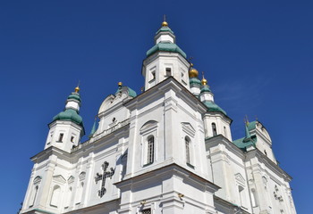 Fototapeta na wymiar Orthodox Cathedral of the XVII century. / Orthodox Cathedral of the XVII century a clear autumn day.