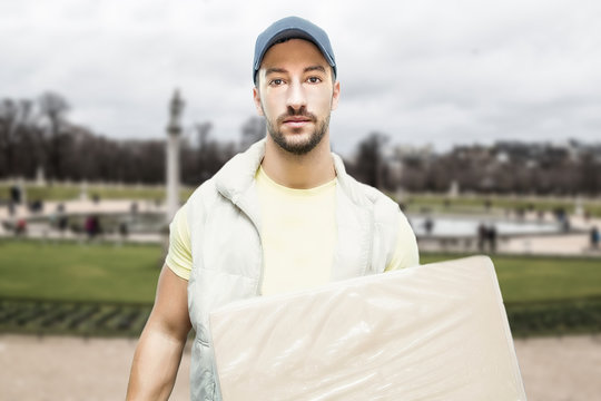 corriere uomo con pacco per spedizione da venditore e-commerce