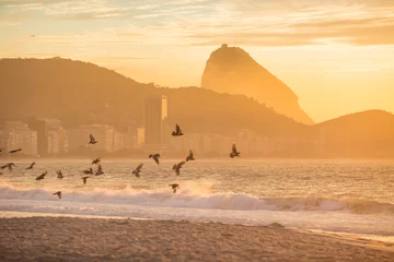 Crédence de cuisine en verre imprimé Copacabana, Rio de Janeiro, Brésil Sunrise view of Copacabana and mountain Sugar Loaf