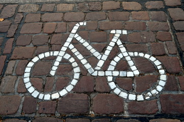Pflasterboden mit Fahrradpiktogramm