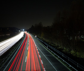 Autobahn mit Lichtstreifen