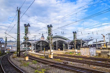 Fototapete Bahnhof Blick über die Gleise zum Kölner Hauptbahnhof
