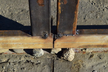 Connection by welding of metal square pipes