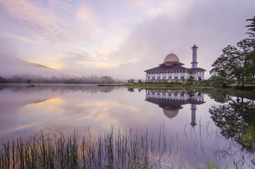 Obraz premium Reflection of a beautiful mosque during blue hour.