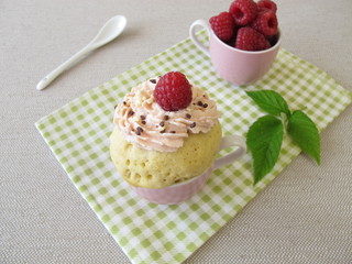 Frische Himbeeren und ein Himbeer Mug Cake aus der Mikrowelle