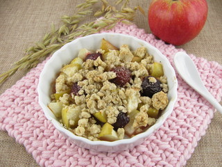 Haferflocken-Crumble mit Apfel und Kirsche