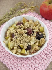 Haferflocken-Crumble mit Apfel und Kirsche