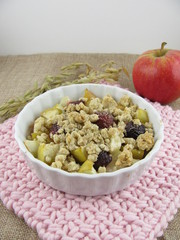 Haferflocken-Crumble mit Apfel und Kirsche