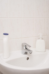 Fototapeta na wymiar Clean sink and chrome faucet in a bathroom