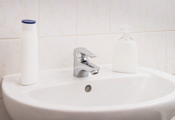 Fototapeta premium Clean sink and chrome faucet in a bathroom