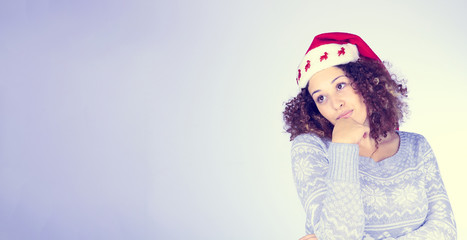 Ragazza Afro Babbo Natale con pacchetto