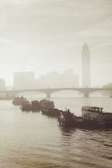 Naklejka premium Heavy fog hits London