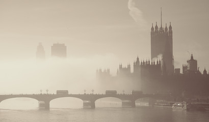 Naklejka premium Heavy fog hits London