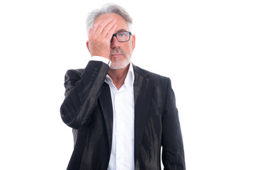 mann verdeckt ein auge