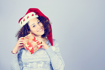 Ragazza Afro Babbo Natale con pacchetto
