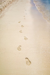 viele Fußabdrücke im Sand