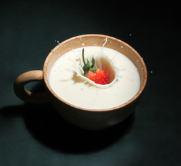 Strawberry milk into a cup of water distribution.