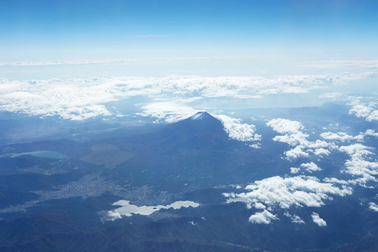 Fototapeta 富士山　機内　窓越しの空撮