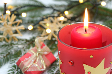 Weihnachtsdekoration mit roter Kerze  