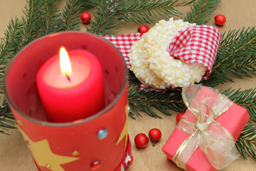 Weihnachtskerze mit Dekoration