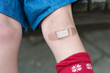 絆創膏を貼った子供の膝