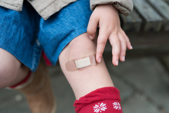 Как снять пластырь с кровью без боли Kid Band Aid Изображения: просматривайте стоковые фотографии, векторные изображе
